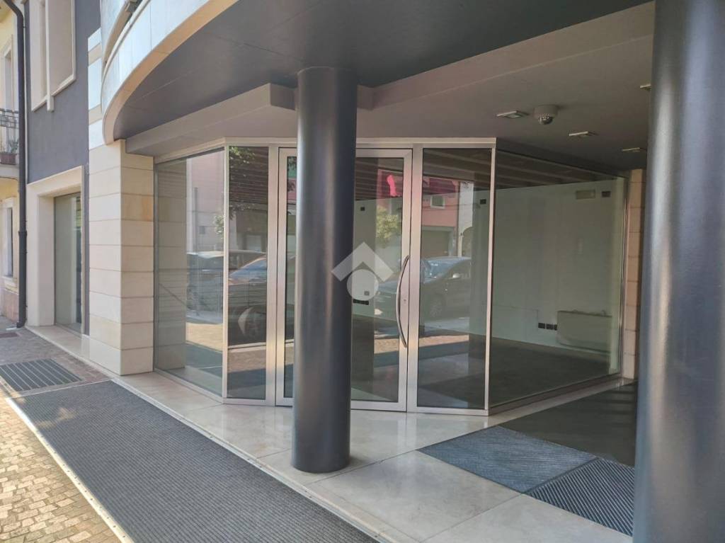 negozio in affitto a Villafranca di Verona