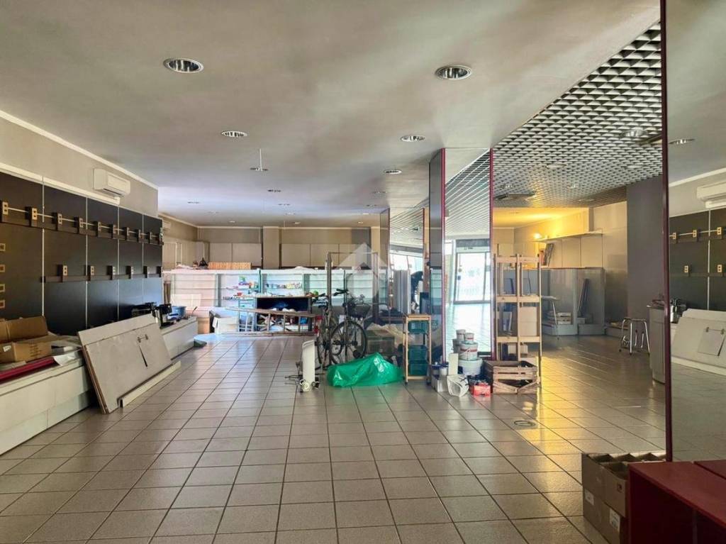 locale commerciale in affitto a Villafranca di Verona in zona Dossobuono