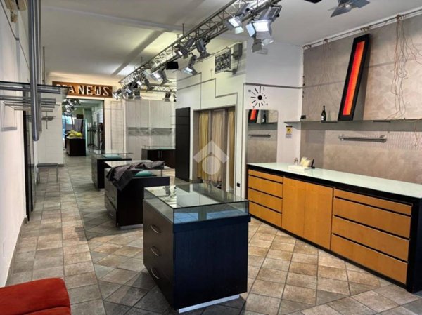 negozio in affitto a Villafranca di Verona