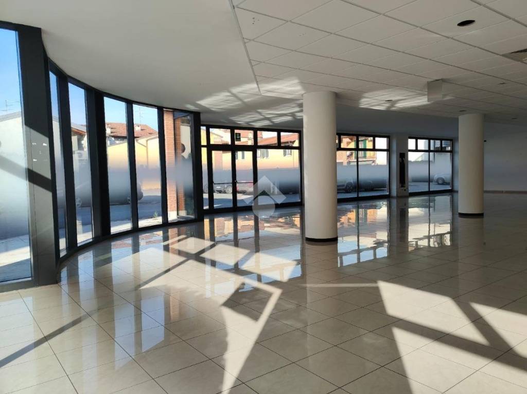 negozio in affitto a Villafranca di Verona