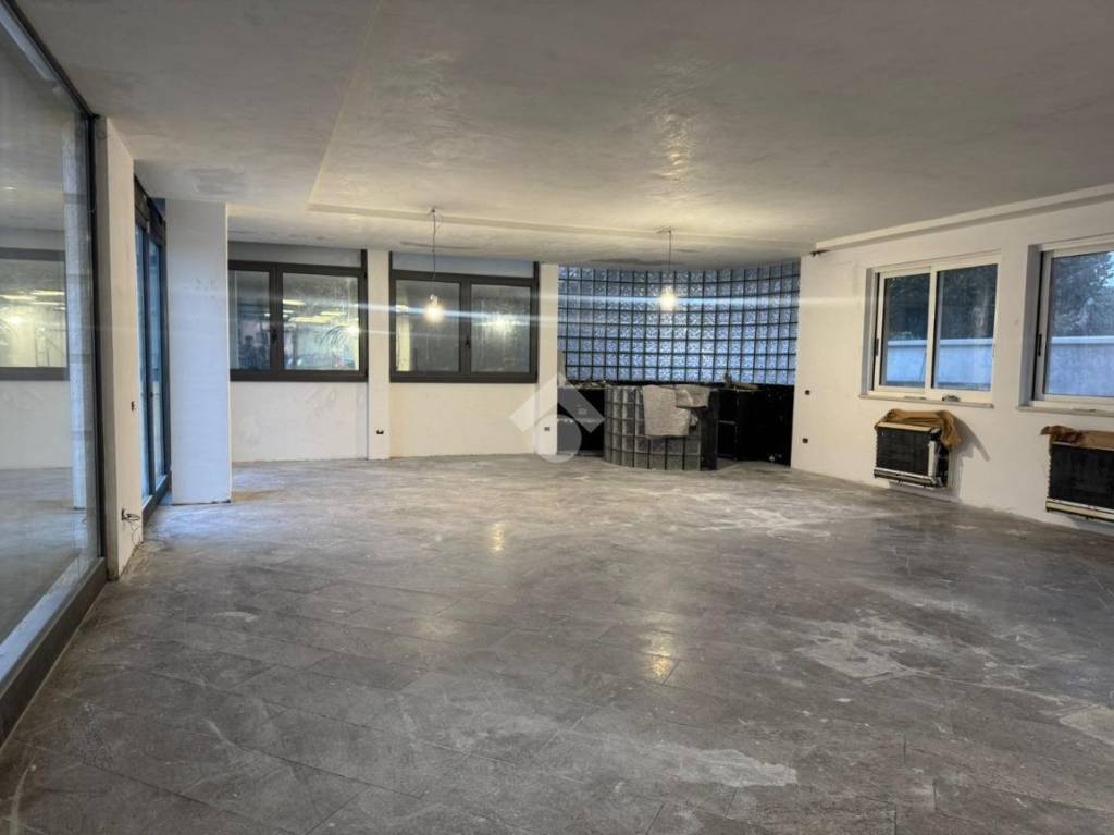 negozio in affitto a Villafranca di Verona