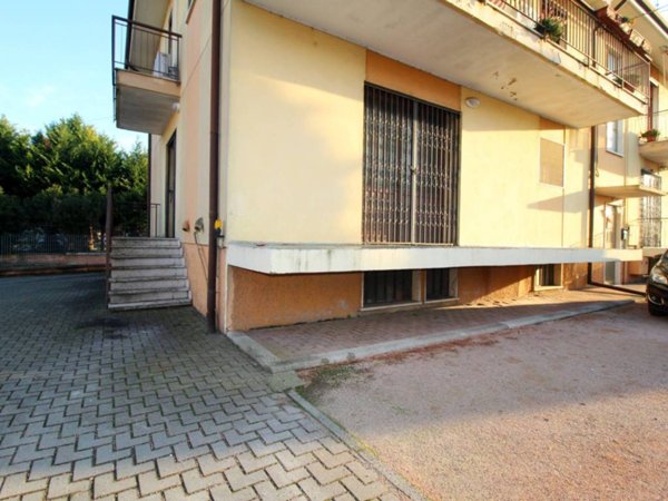locale commerciale in affitto a Villafranca di Verona