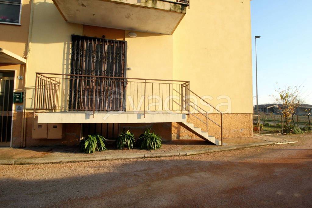 locale commerciale in affitto a Villafranca di Verona