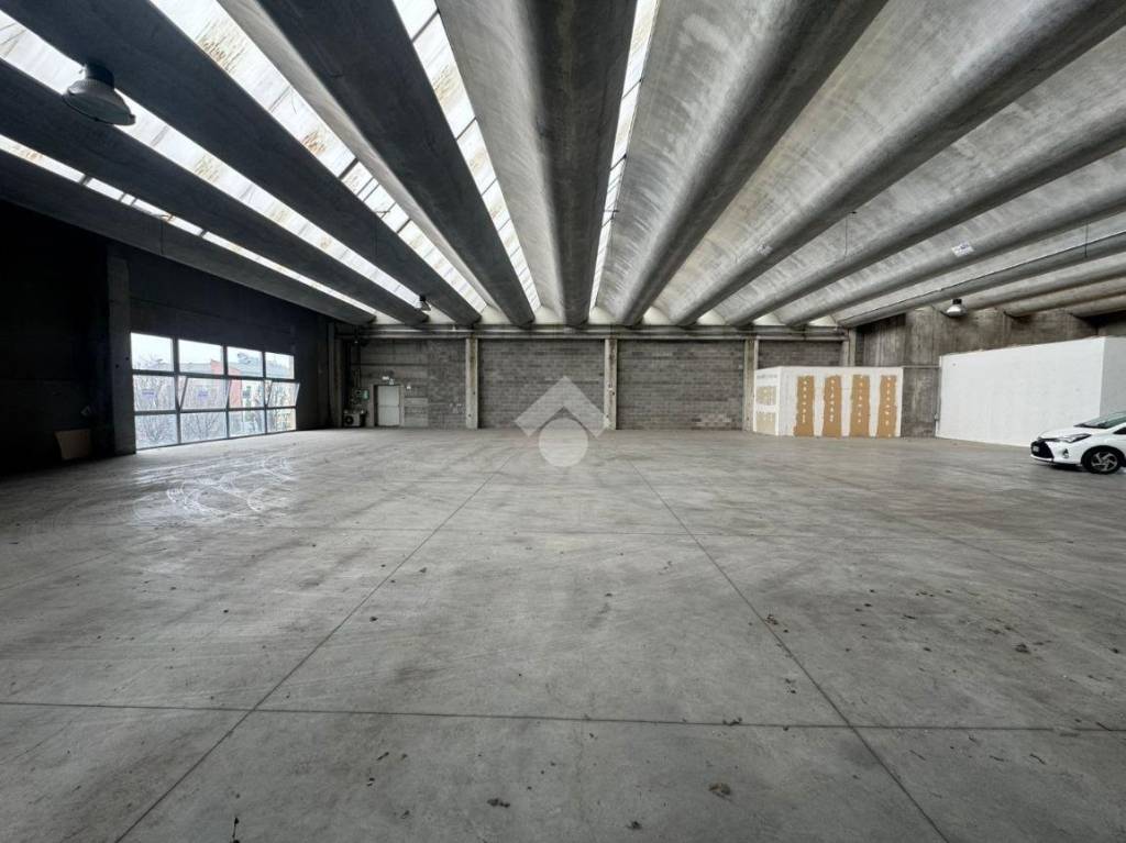 locale commerciale in affitto a Villafranca di Verona