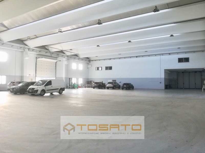 locale commerciale in affitto a Villafranca di Verona in zona Dossobuono