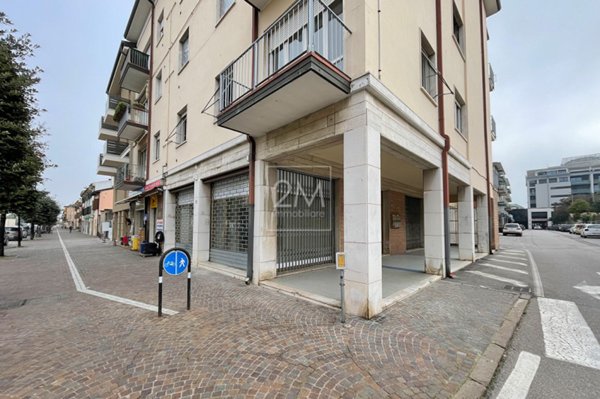 negozio in affitto a Villafranca di Verona