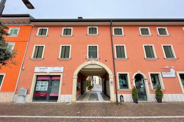 negozio in affitto a Villafranca di Verona