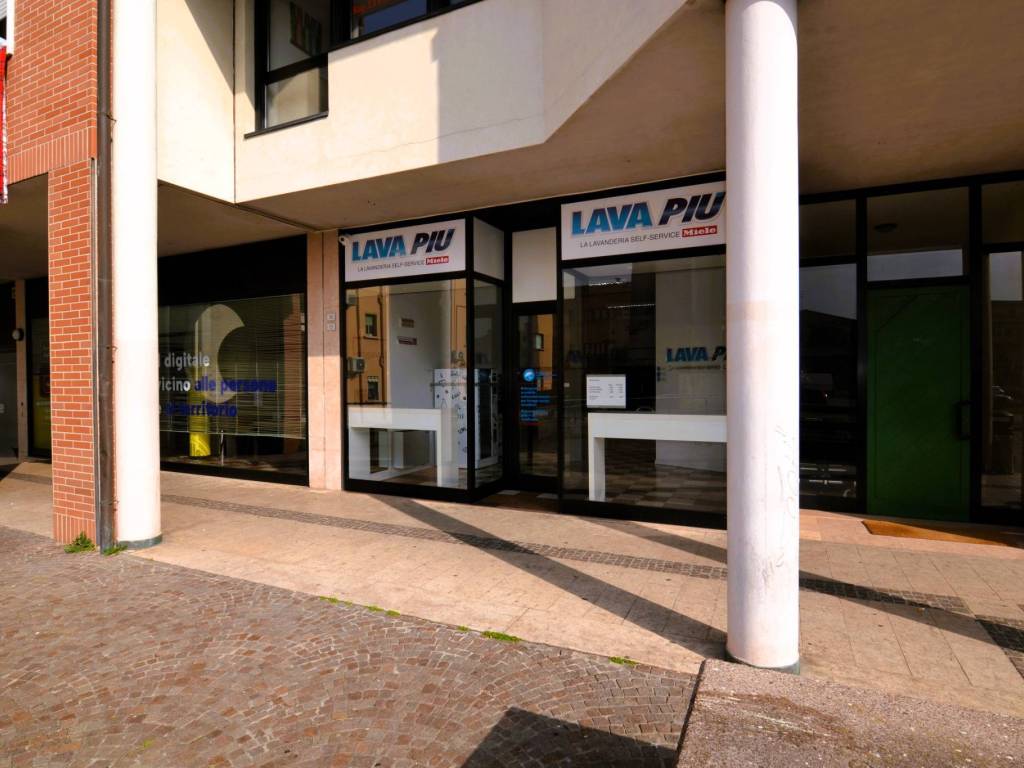 negozio in affitto a Villafranca di Verona