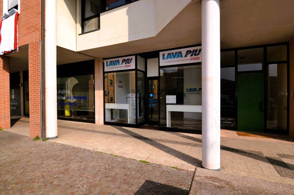 negozio in affitto a Villafranca di Verona