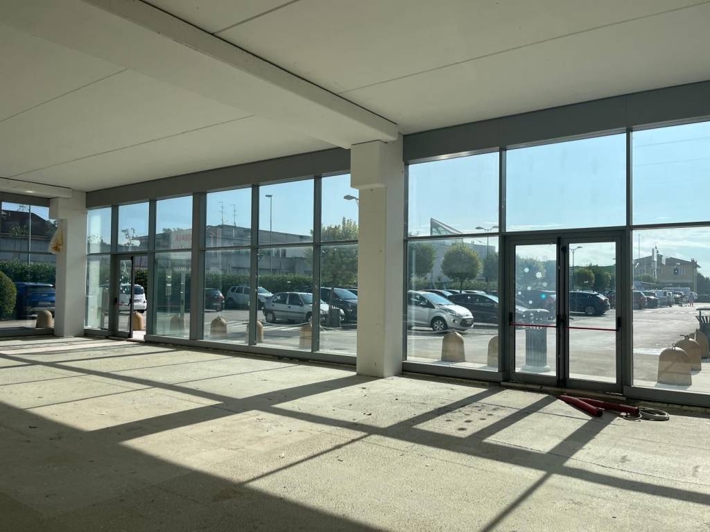 negozio in affitto a Villafranca di Verona