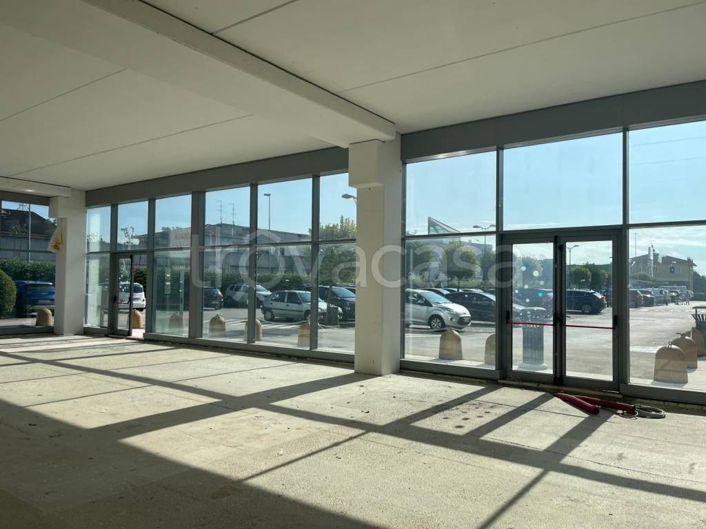 negozio in affitto a Villafranca di Verona