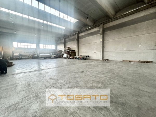 locale commerciale in affitto a Villafranca di Verona in zona Dossobuono