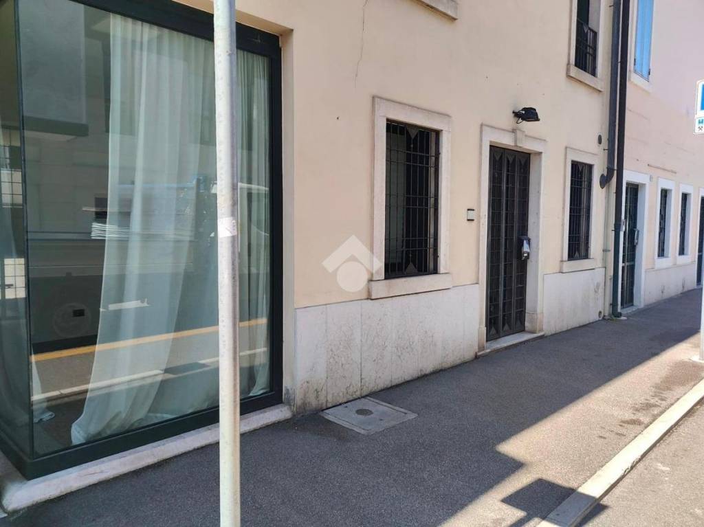 negozio in affitto a Villafranca di Verona