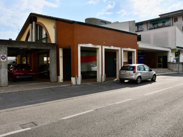 negozio in affitto a Villafranca di Verona