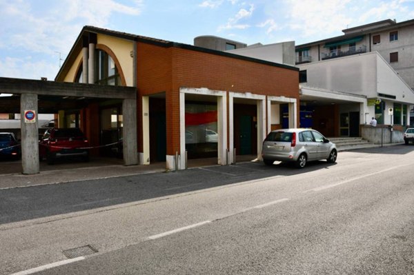 locale commerciale in affitto a Villafranca di Verona