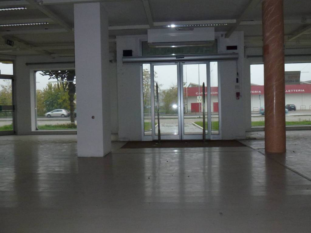 negozio in affitto a Villafranca di Verona in zona Caluri