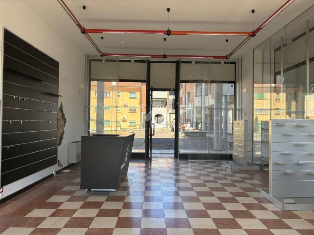 negozio in affitto a Villafranca di Verona