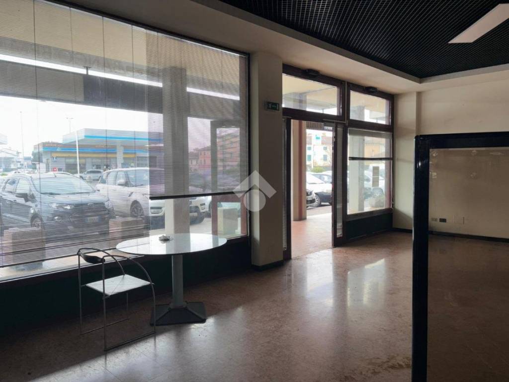 negozio in affitto a Villafranca di Verona