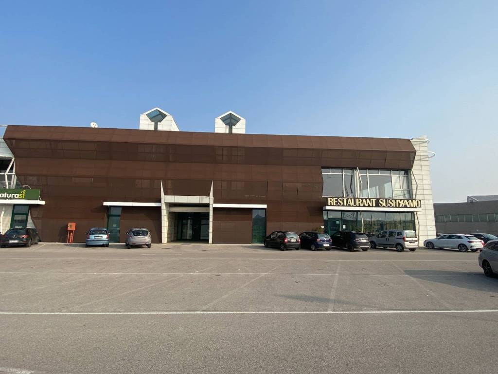 negozio in affitto a Villafranca di Verona in zona Caluri