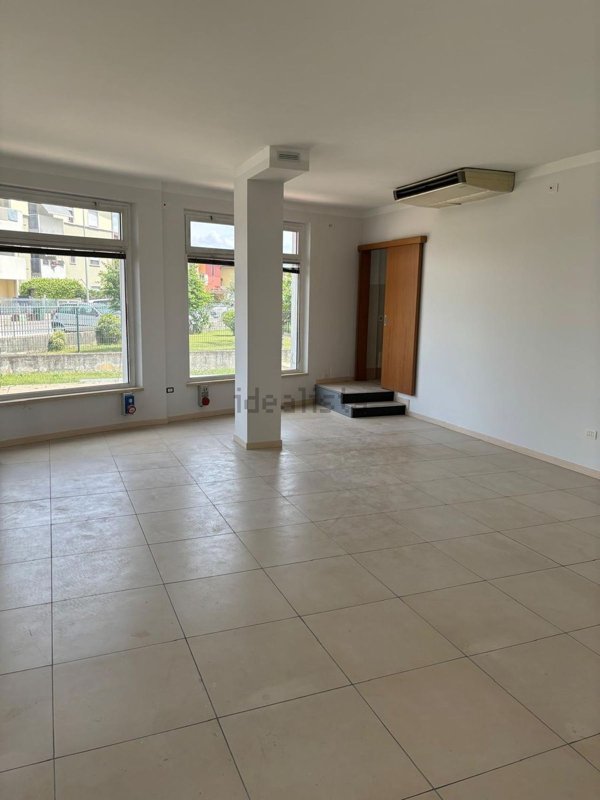 locale commerciale in affitto a Zevio