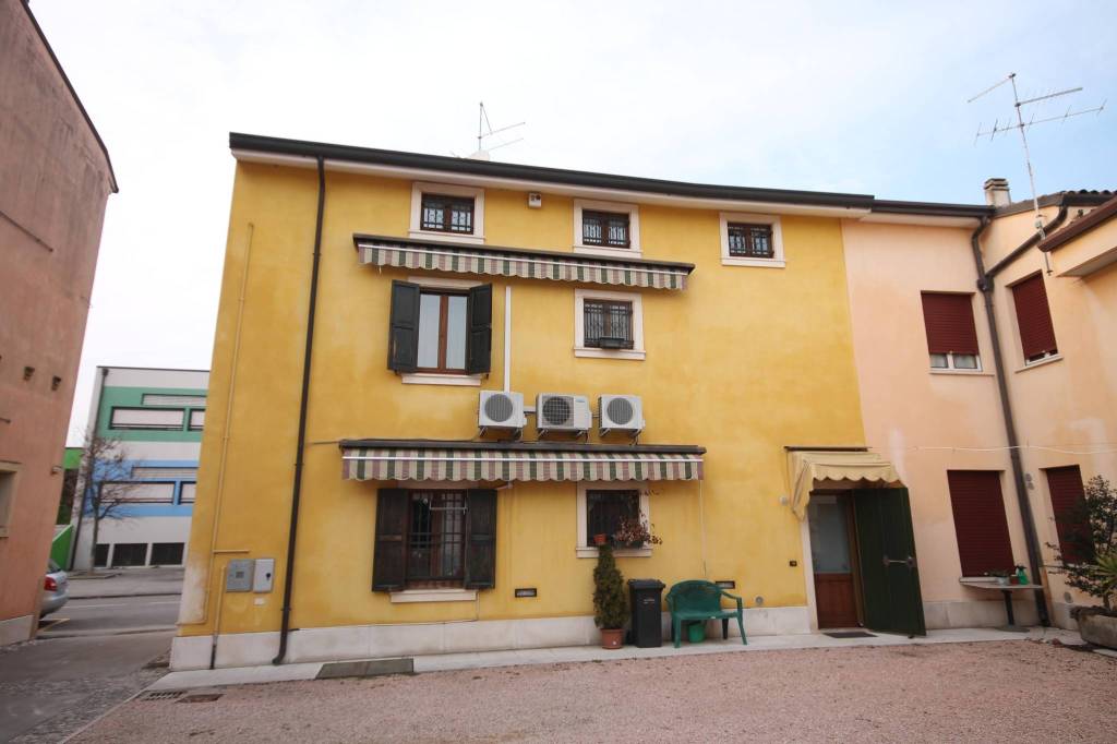 appartamento in affitto a Zevio in zona Santa Maria