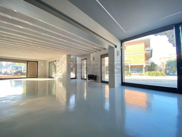 locale commerciale in affitto a Bassano del Grappa