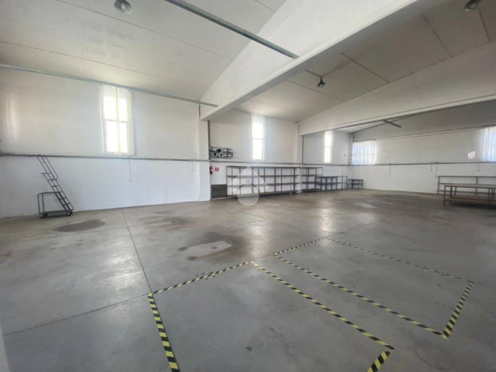 locale commerciale in affitto a Bassano del Grappa