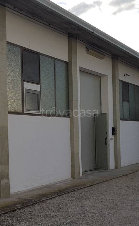 locale commerciale in affitto a Bassano del Grappa