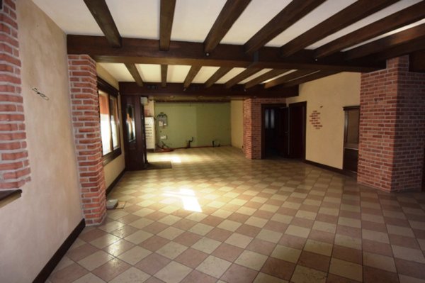 locale commerciale in affitto a Bassano del Grappa