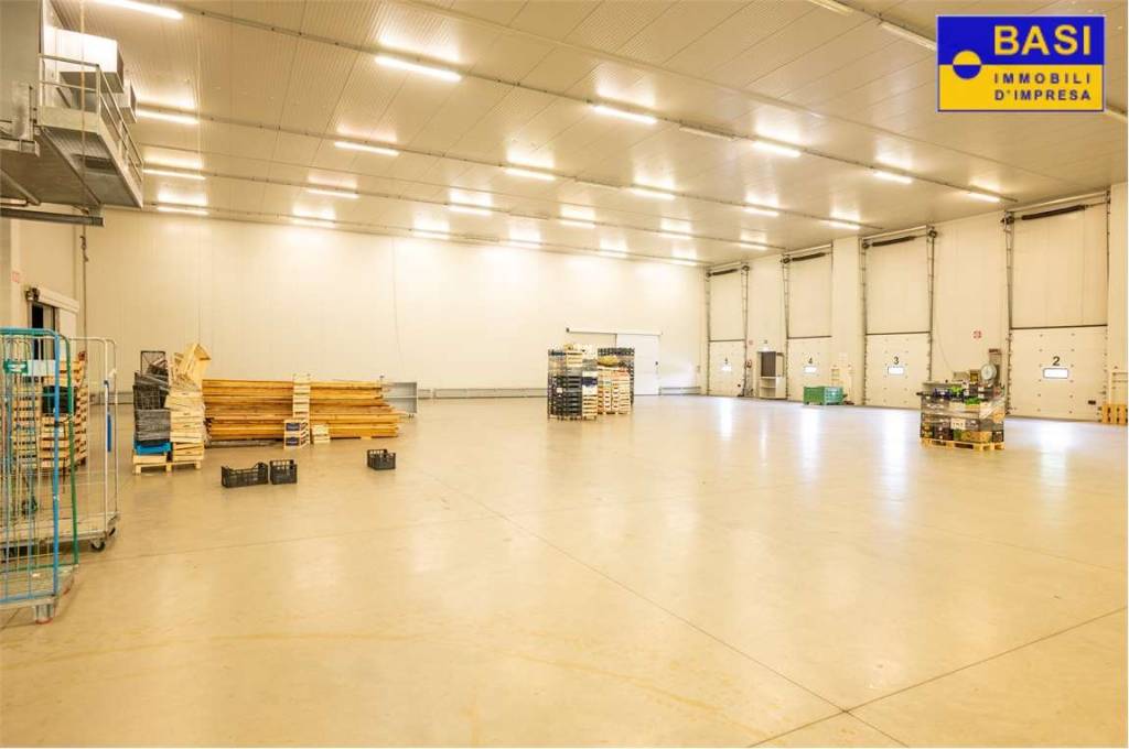 locale commerciale in affitto a Bassano del Grappa