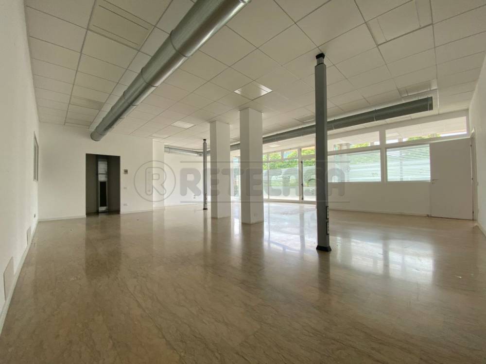 locale commerciale in affitto a Bassano del Grappa