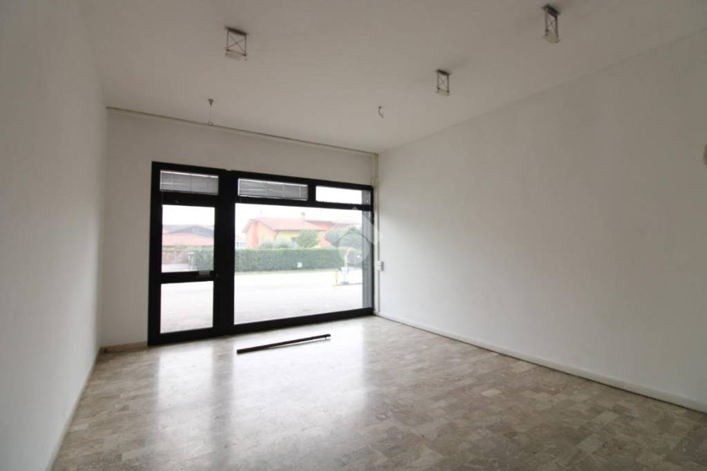 negozio in affitto a Bassano del Grappa in zona Marchesane