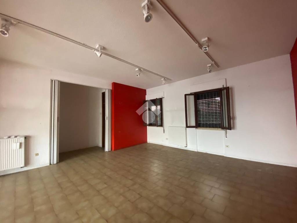 negozio in affitto a Bassano del Grappa in zona Fornaci