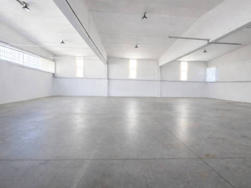 locale commerciale in affitto a Bassano del Grappa