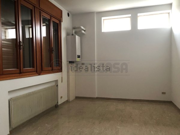 negozio in affitto a Bassano del Grappa in zona Marchesane