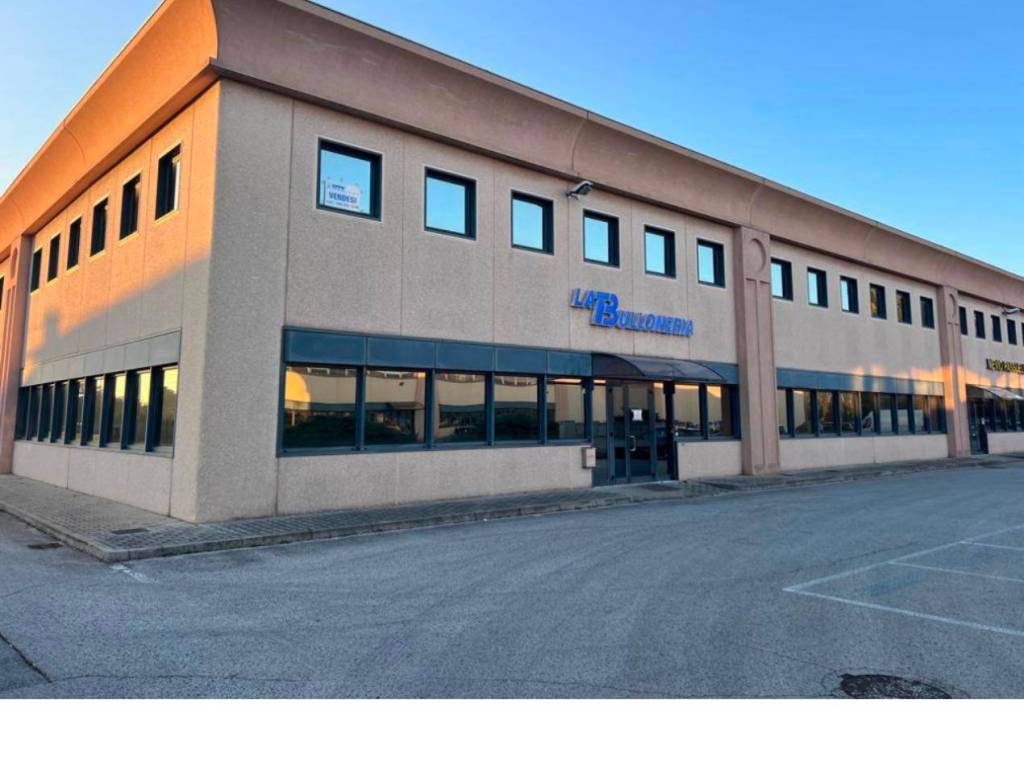 locale commerciale in affitto a Bassano del Grappa