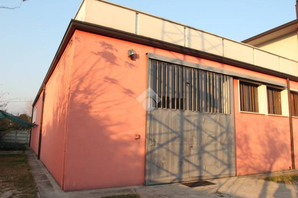 locale commerciale in affitto a Bassano del Grappa