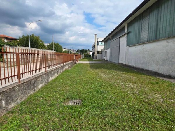 locale commerciale in affitto a Bassano del Grappa