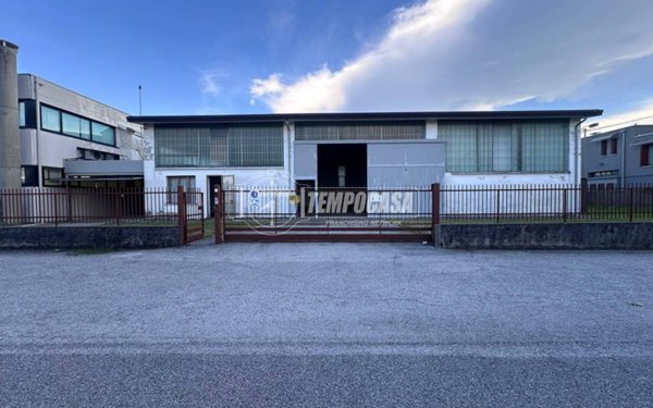 locale commerciale in affitto a Bassano del Grappa