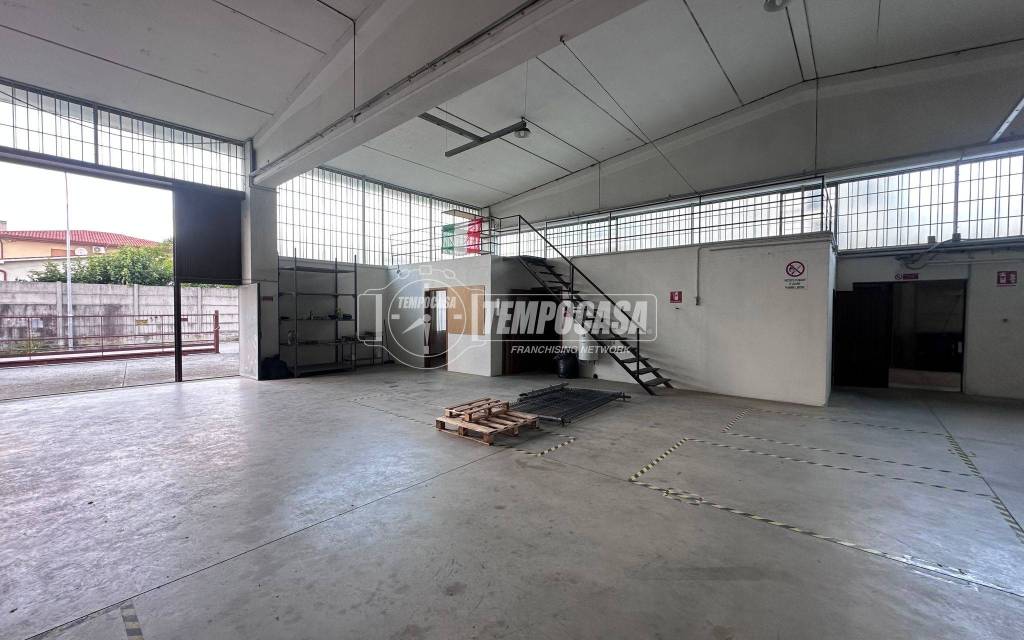 locale commerciale in affitto a Bassano del Grappa