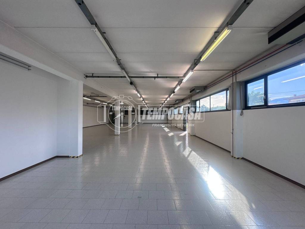 locale commerciale in affitto a Bassano del Grappa