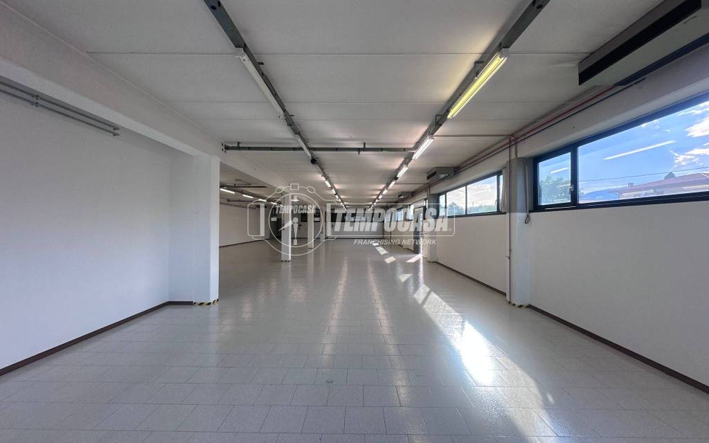 locale commerciale in affitto a Bassano del Grappa