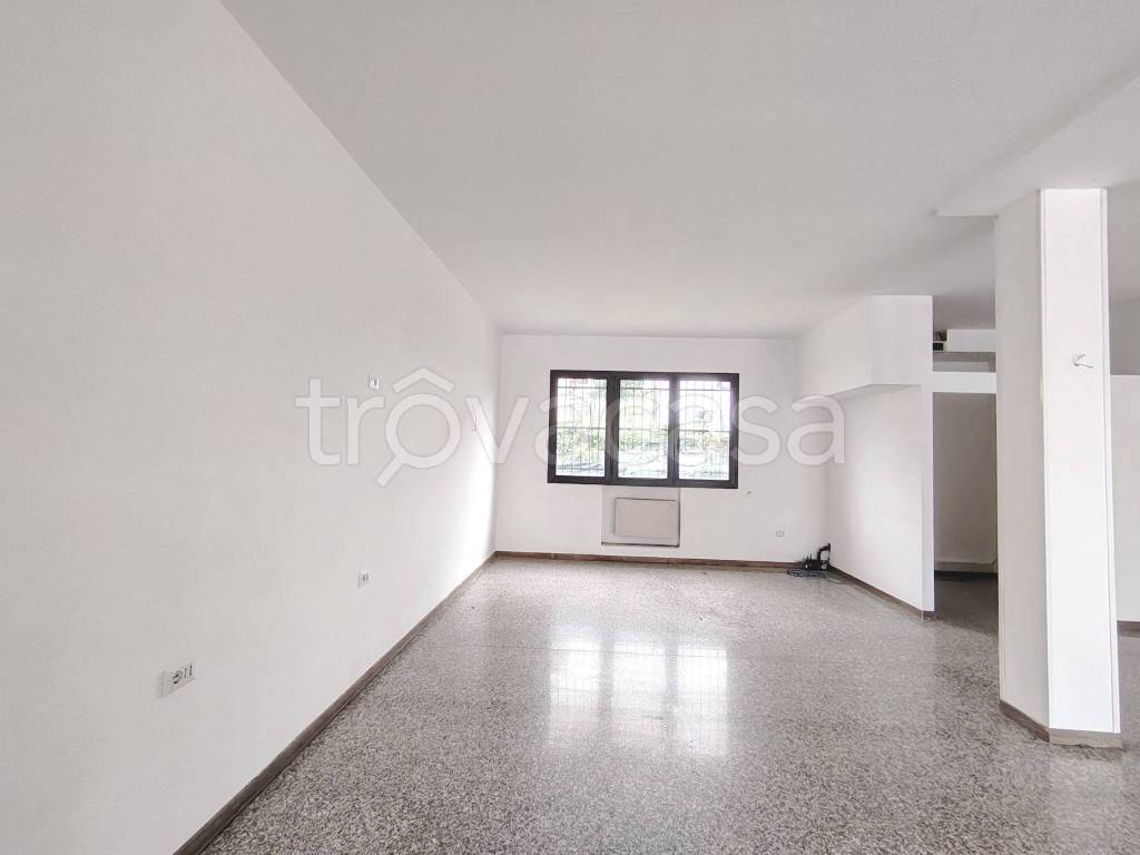 locale commerciale in affitto a Bassano del Grappa