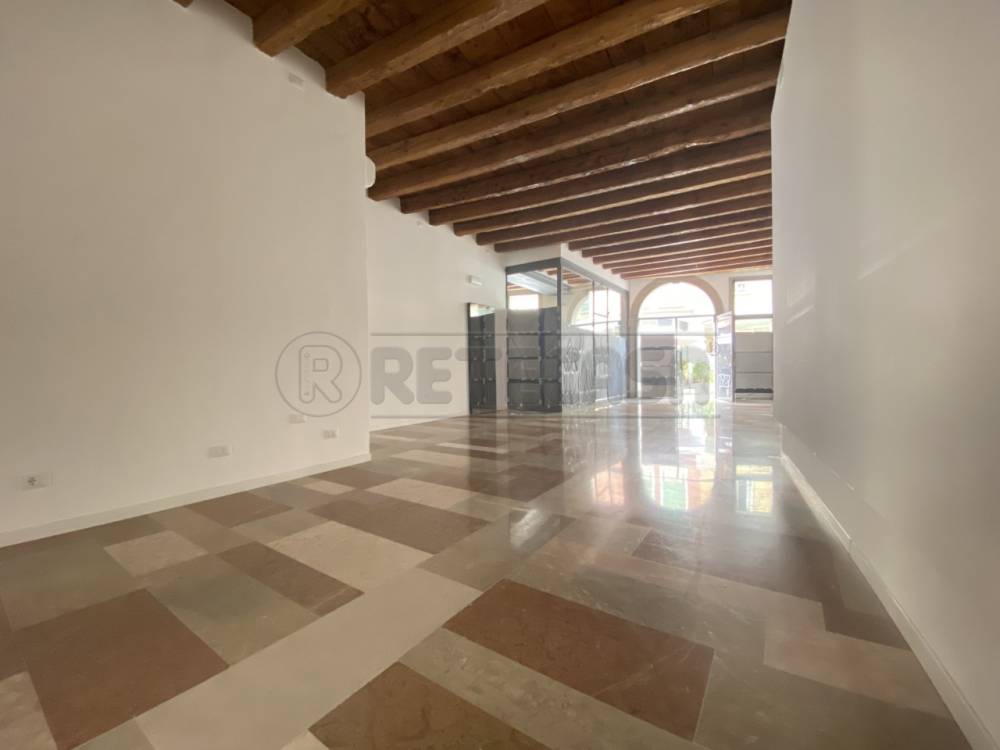 locale commerciale in affitto a Bassano del Grappa
