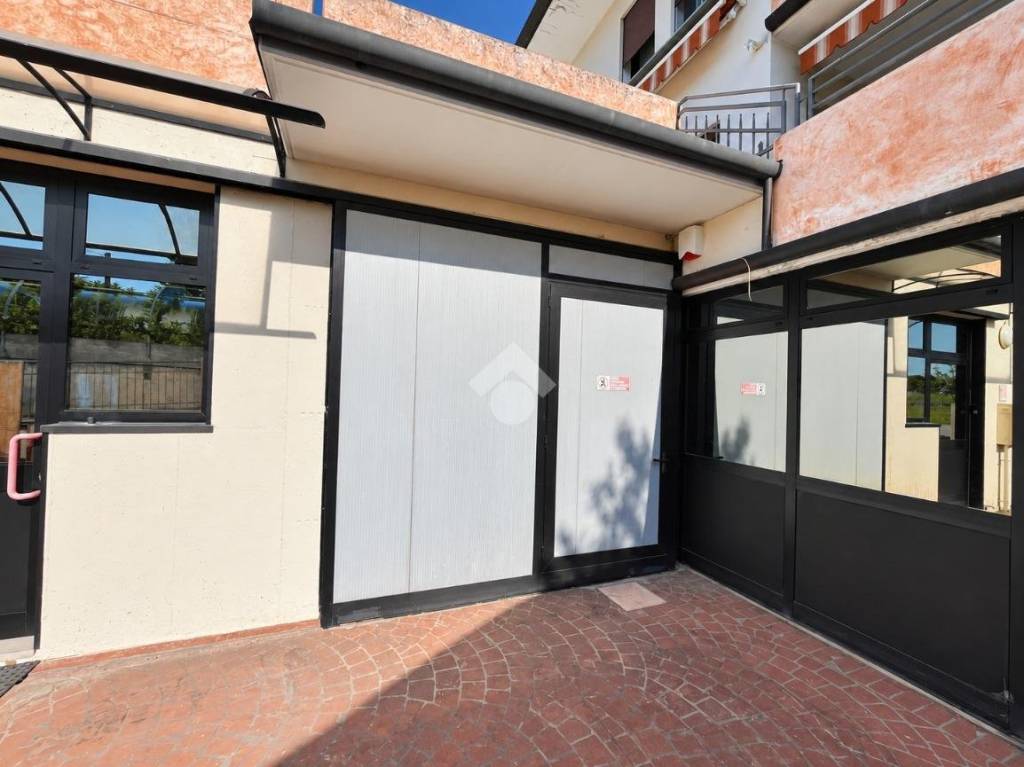 locale commerciale in affitto a Bassano del Grappa