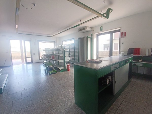 locale commerciale in affitto a Cassola