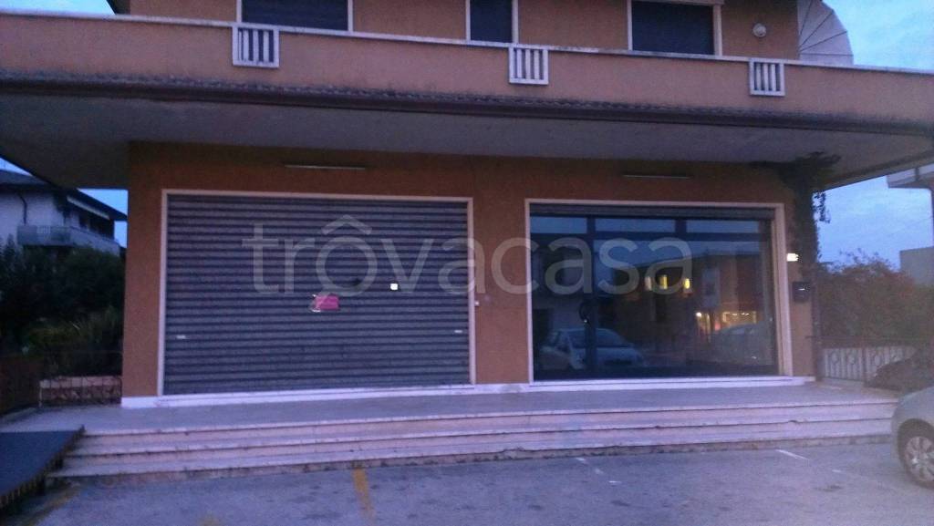 negozio in affitto a Dueville in zona Passo di Riva