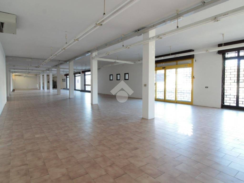 locale commerciale in affitto a Dueville in zona Passo di Riva