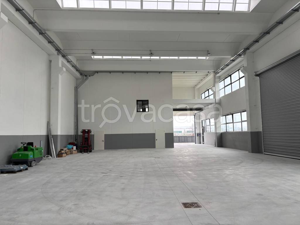 locale commerciale in affitto a Montebello Vicentino