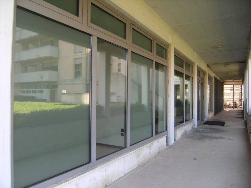 negozio in affitto a Monticello Conte Otto in zona Cavazzale